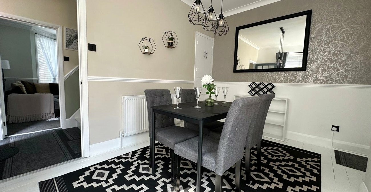 3 bedroom house for sale in London | Robinson Jackson