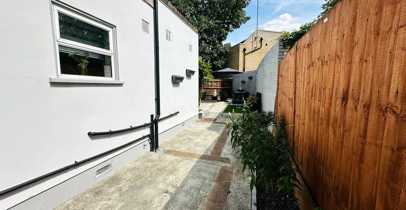 3 bedroom house for sale in London | Robinson Jackson
