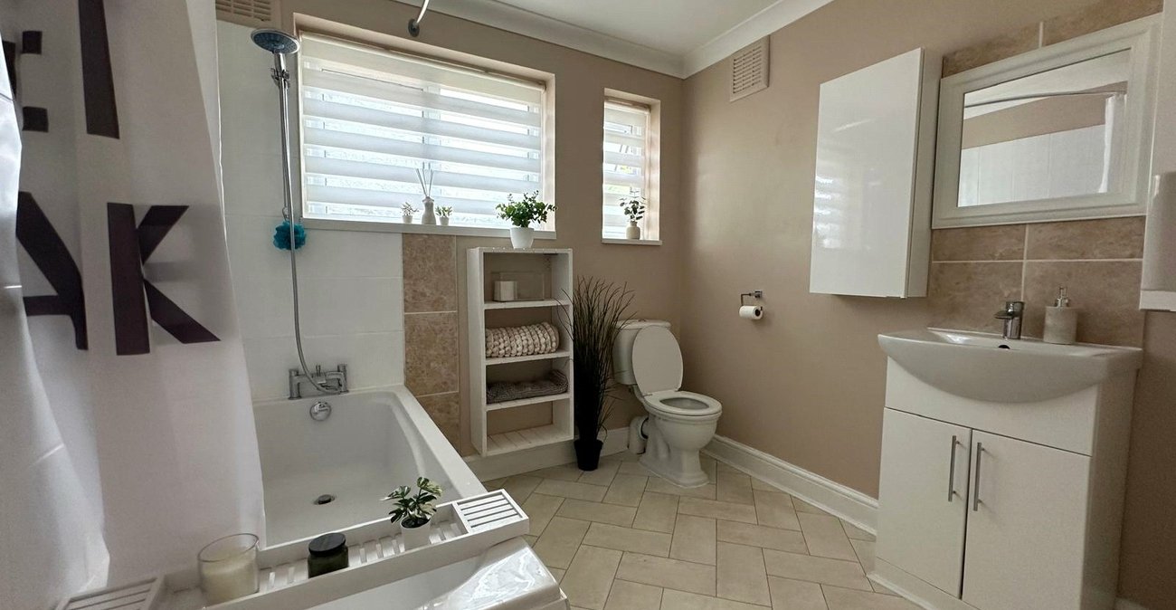 3 bedroom house for sale in London | Robinson Jackson