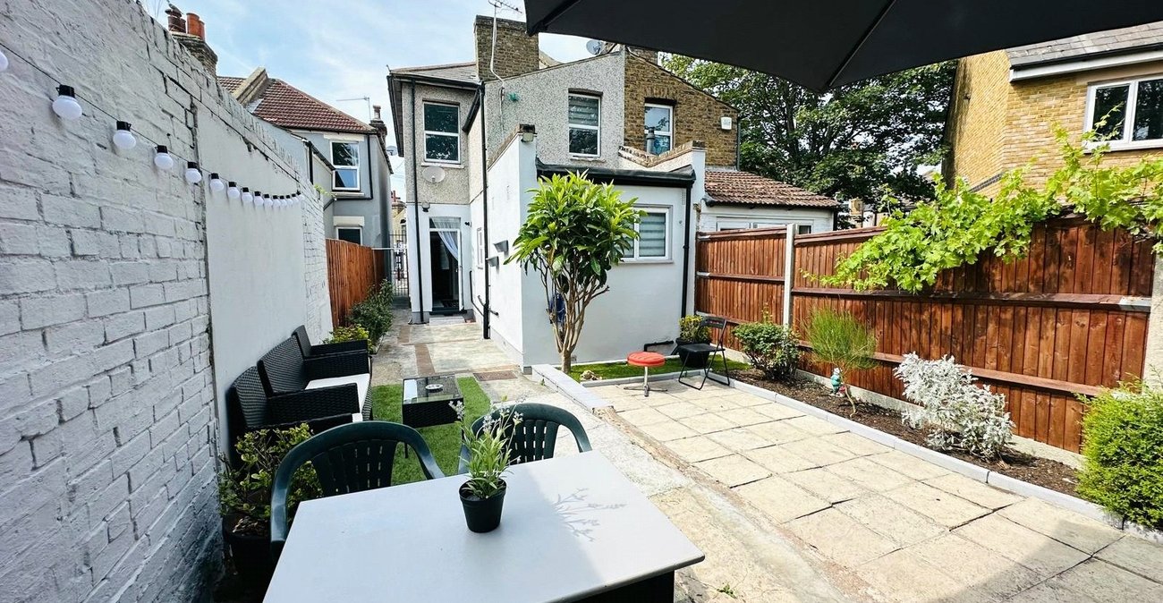 3 bedroom house for sale in London | Robinson Jackson