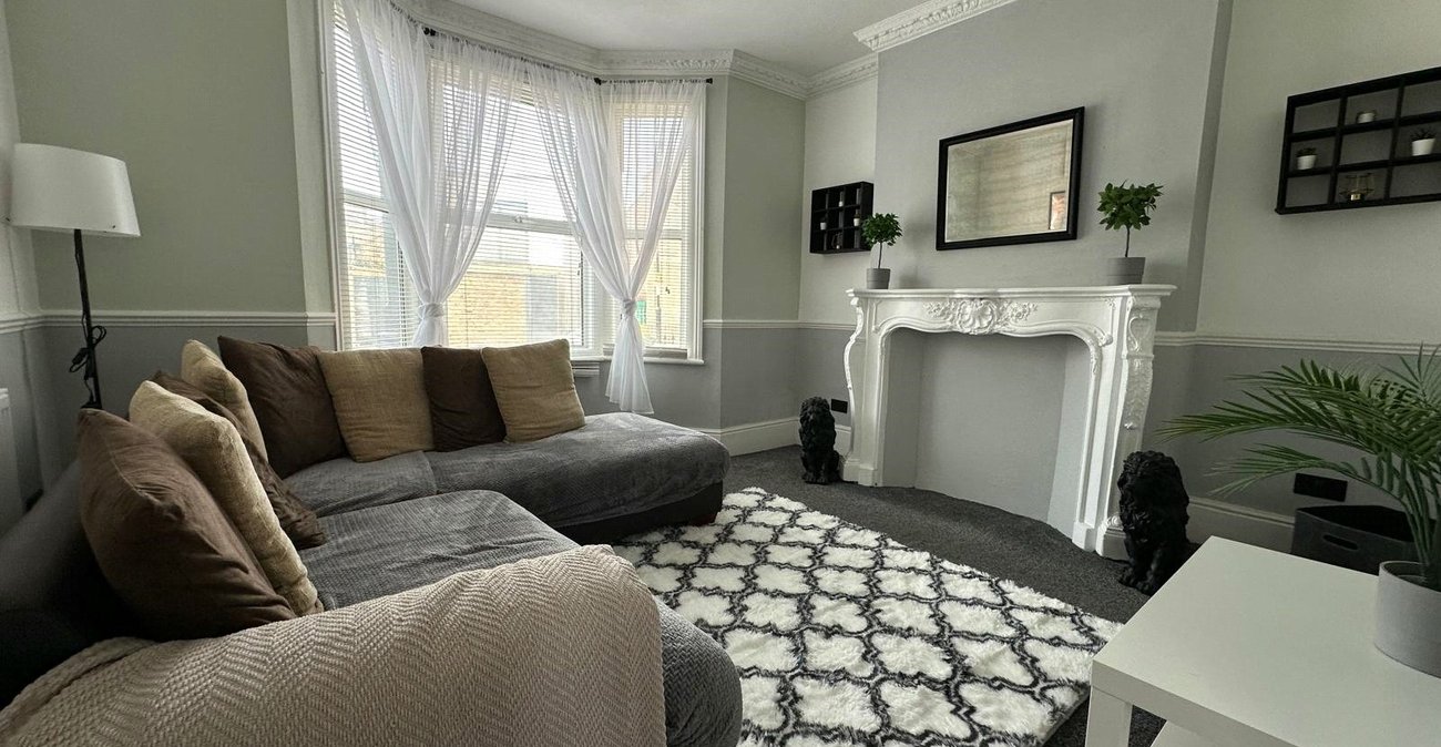 3 bedroom house for sale in London | Robinson Jackson