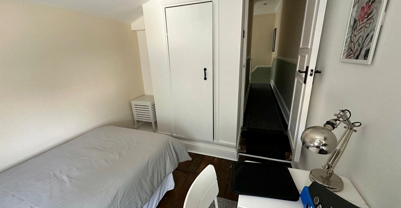 3 bedroom house for sale in London | Robinson Jackson