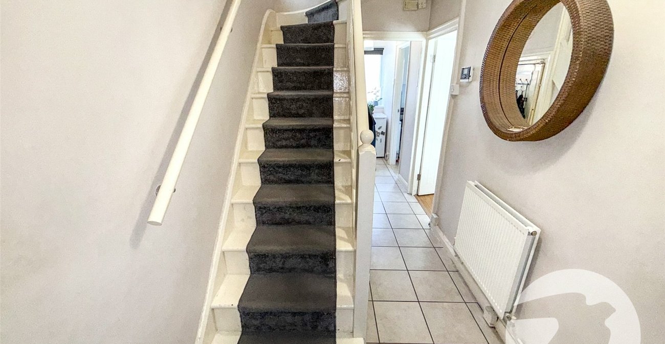 3 bedroom house for sale in London | Robinson Jackson