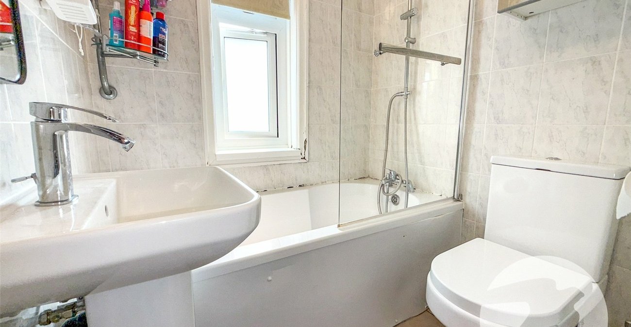 3 bedroom house for sale in London | Robinson Jackson