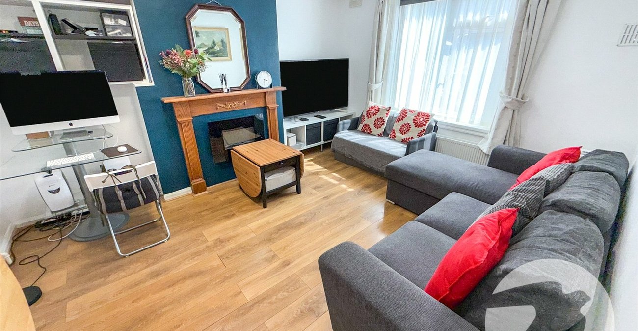 3 bedroom house for sale in London | Robinson Jackson