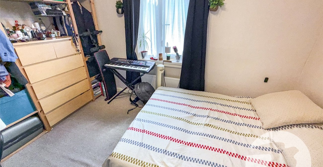 3 bedroom house for sale in London | Robinson Jackson