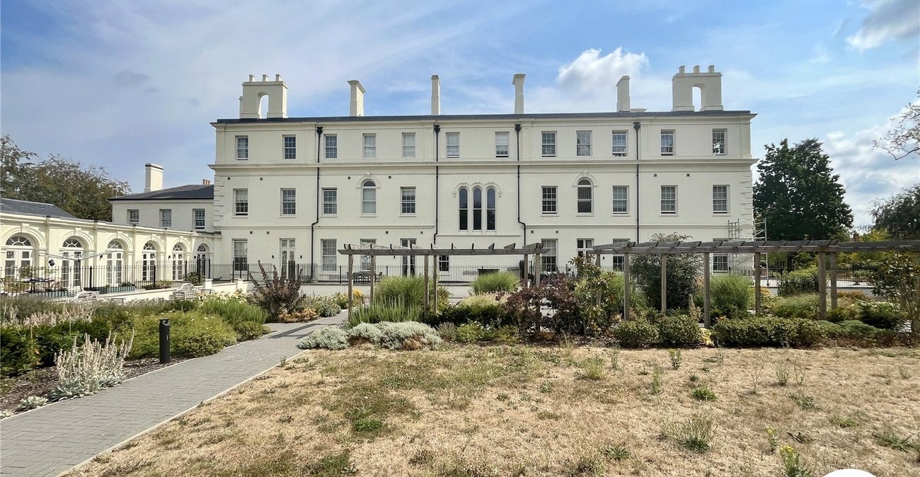 2 bedroom property for sale in Leybourne | Robinson Michael & Jackson