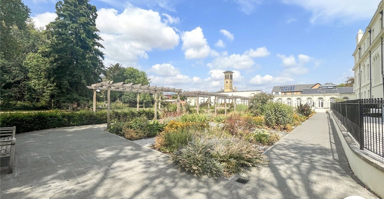 2 bedroom property for sale in Leybourne | Robinson Michael & Jackson