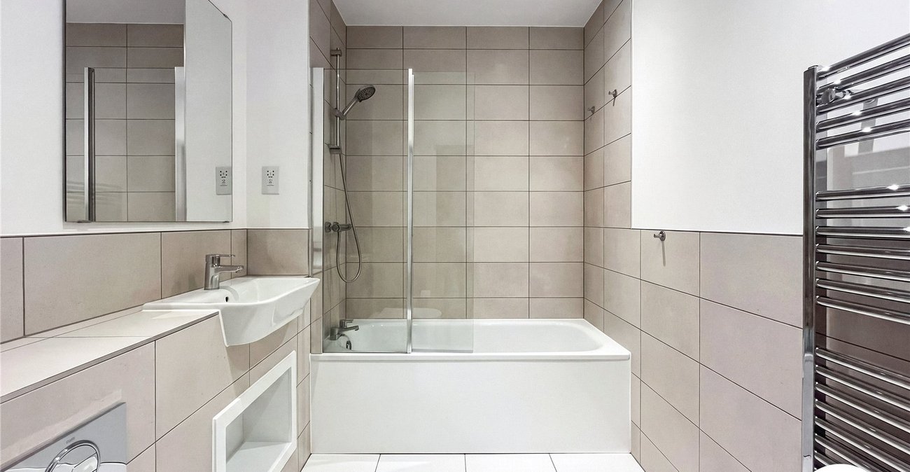 2 bedroom property for sale in Leybourne | Robinson Michael & Jackson
