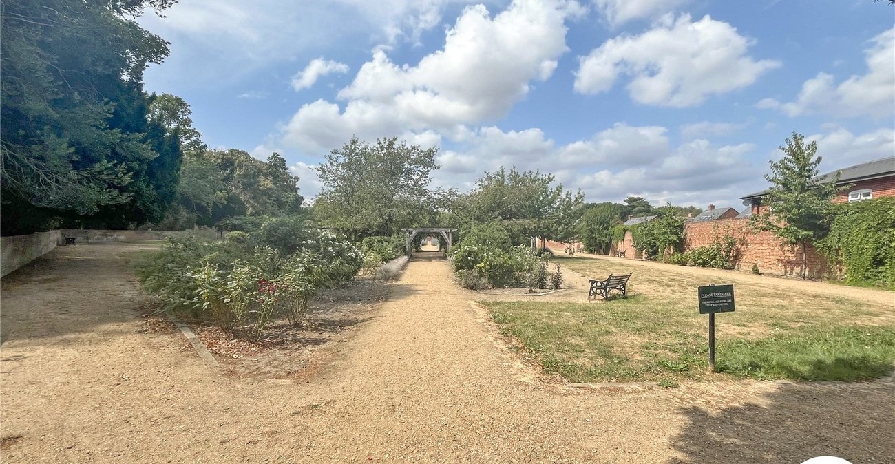 2 bedroom property for sale in Leybourne | Robinson Michael & Jackson