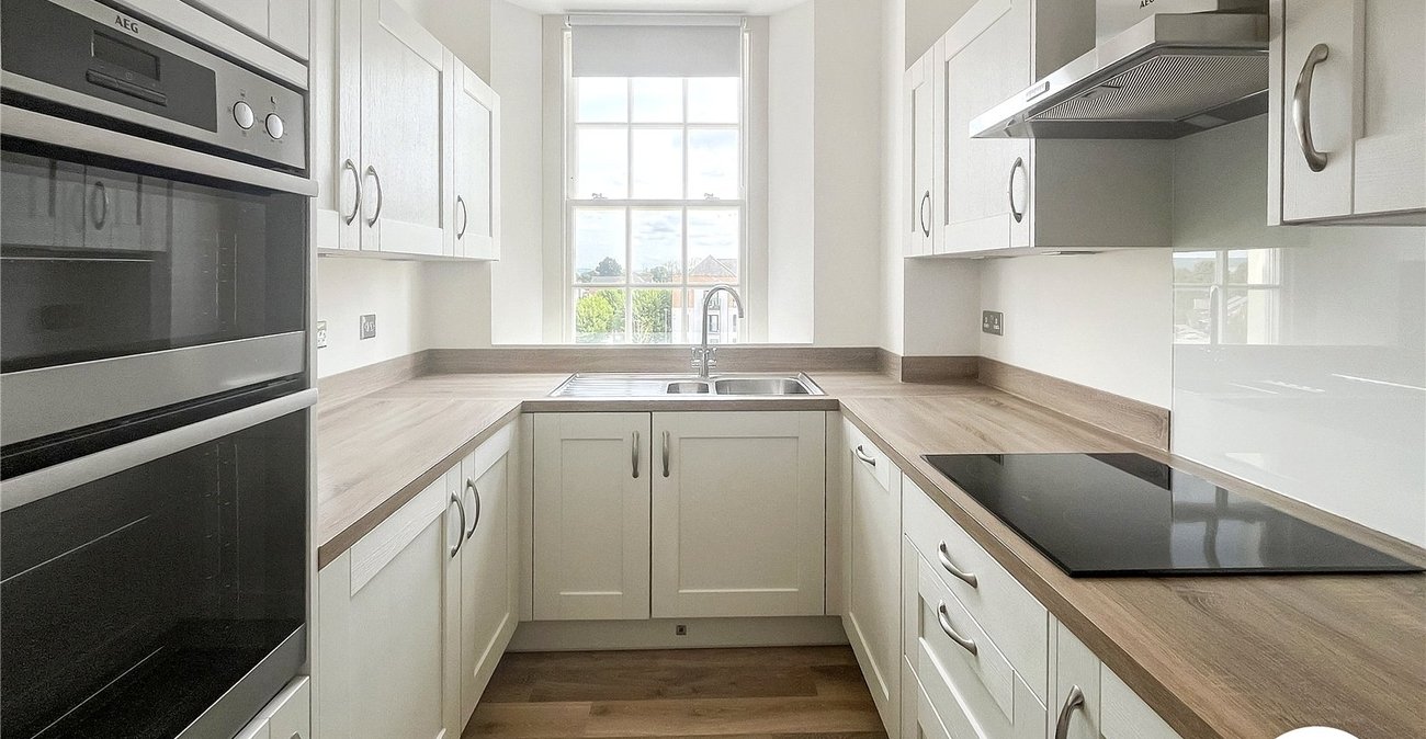 2 bedroom property for sale in Leybourne | Robinson Michael & Jackson
