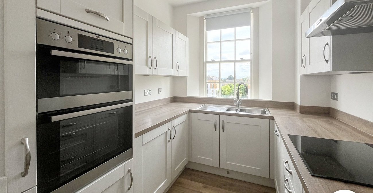 2 bedroom property for sale in Leybourne | Robinson Michael & Jackson