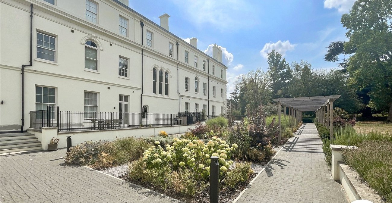2 bedroom property for sale in Leybourne | Robinson Michael & Jackson