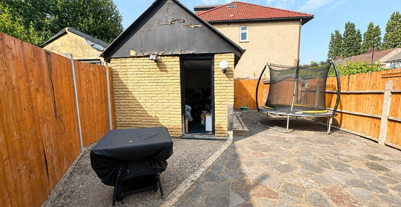 3 bedroom house for sale in London | Robinson Jackson