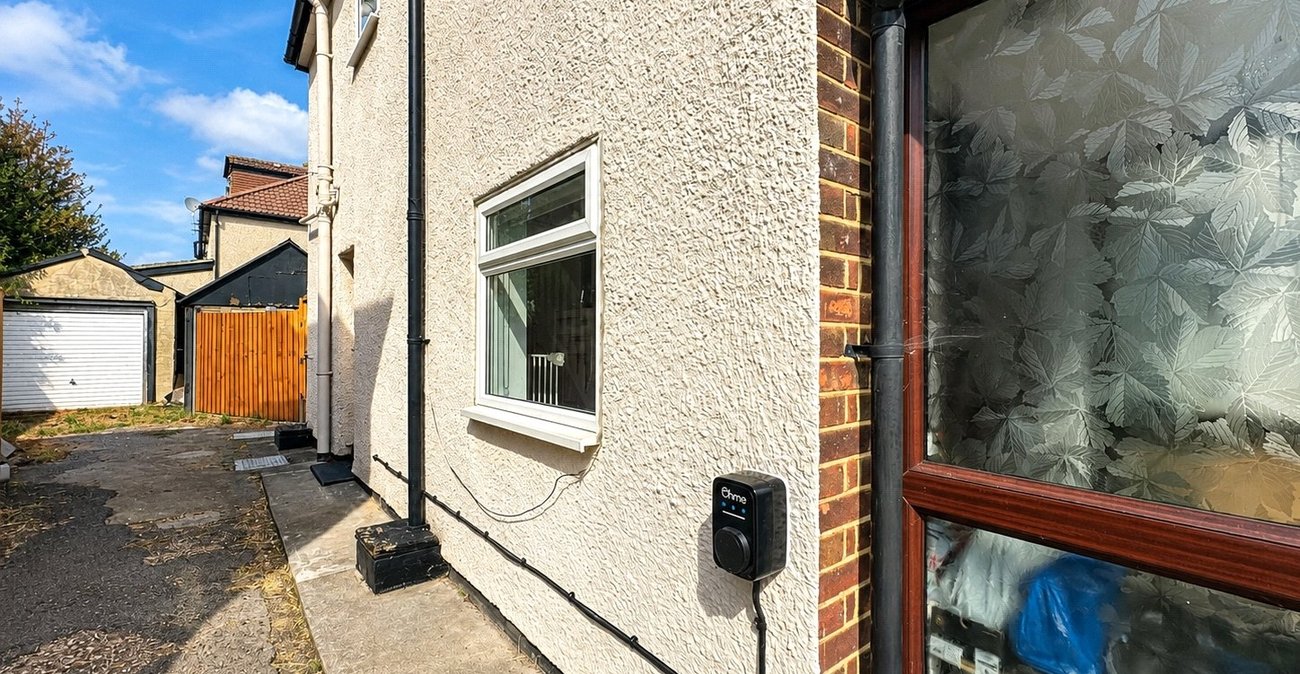 3 bedroom house for sale in London | Robinson Jackson