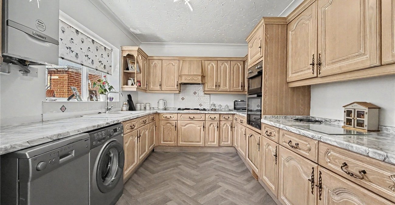 5 bedroom property for sale in Rainham | Robinson Michael & Jackson