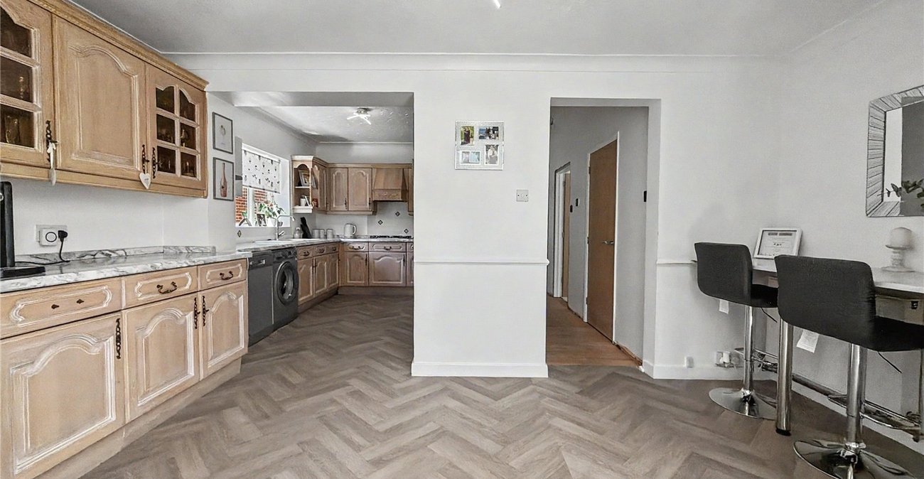 5 bedroom property for sale in Rainham | Robinson Michael & Jackson