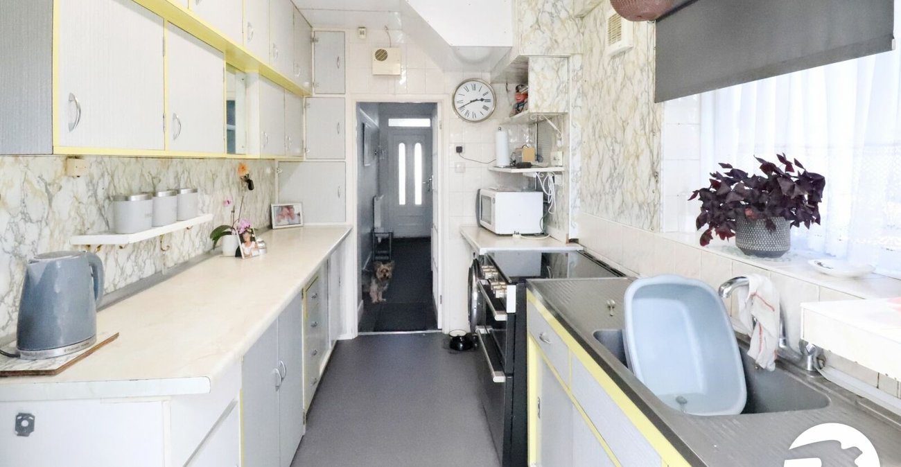 3 bedroom house for sale in London | Robinson Jackson