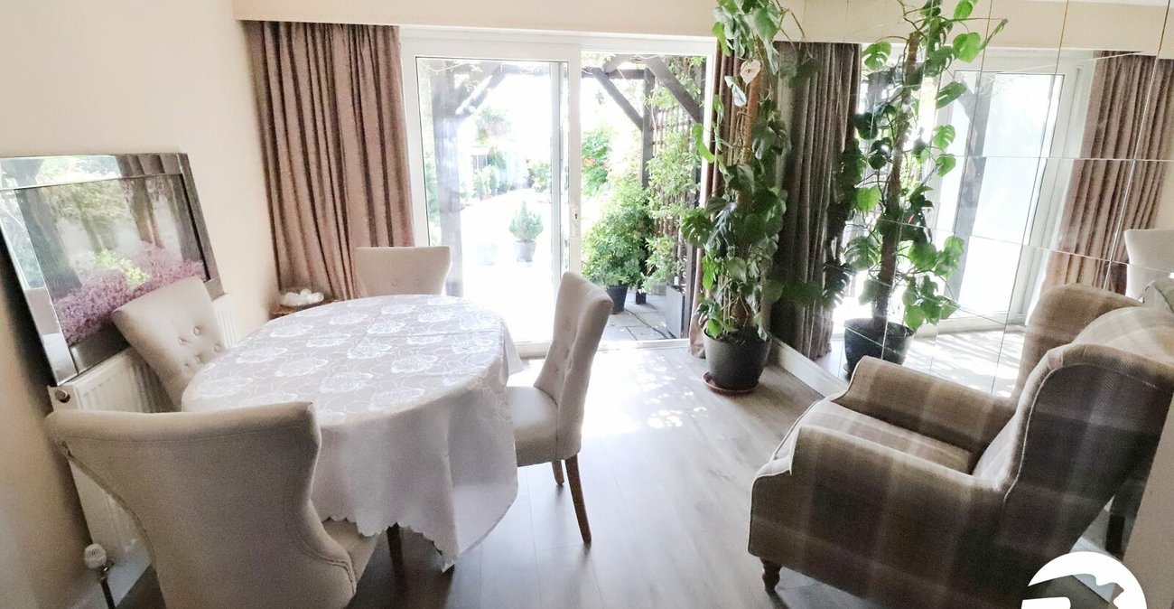 3 bedroom house for sale in London | Robinson Jackson