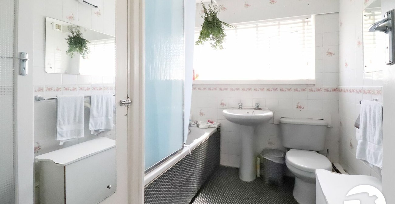 3 bedroom house for sale in London | Robinson Jackson