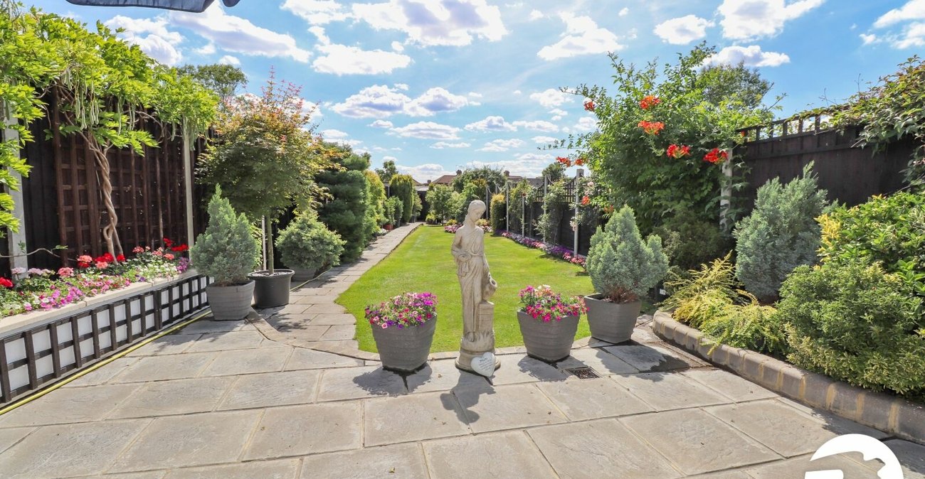 3 bedroom house for sale in London | Robinson Jackson