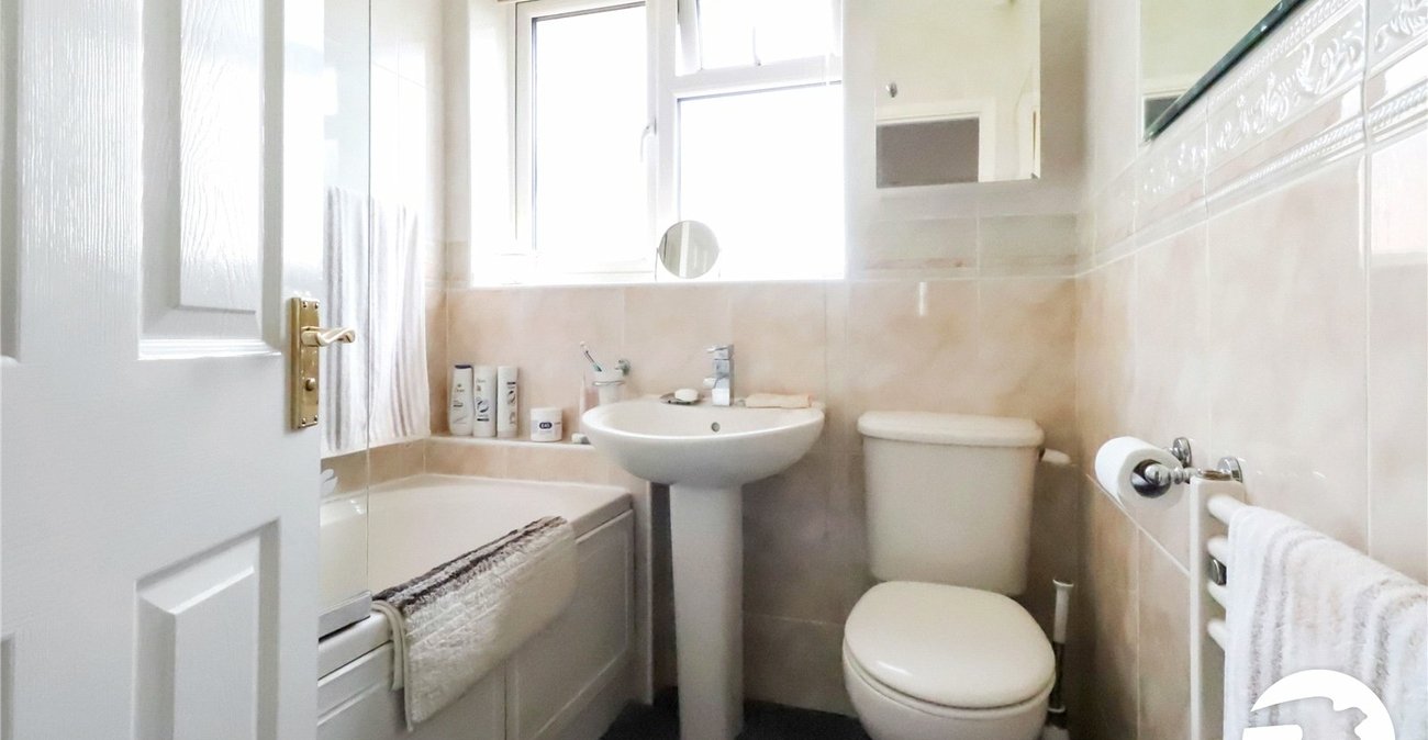 3 bedroom house for sale in London | Robinson Jackson