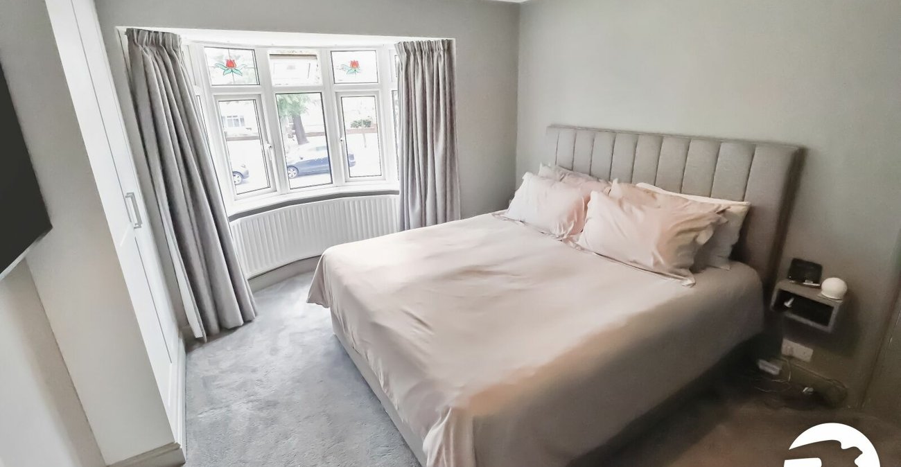 3 bedroom house for sale in London | Robinson Jackson