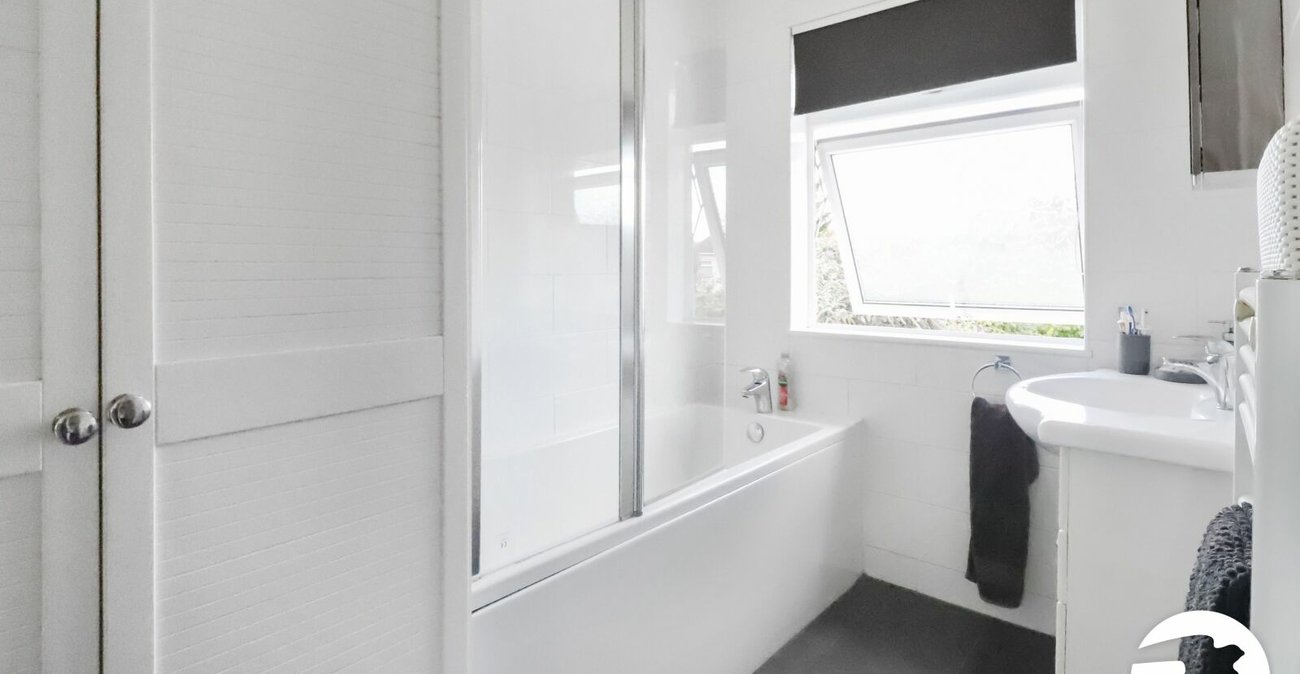 3 bedroom house for sale in London | Robinson Jackson