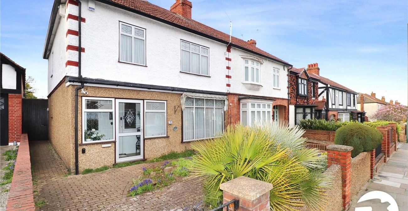 3 bedroom house for sale in London | Robinson Jackson