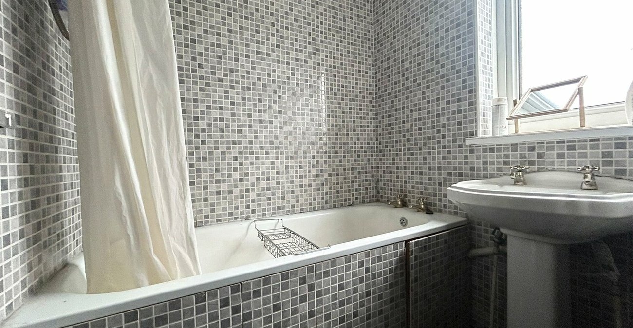 2 bedroom house for sale in Walderslade | Robinson Michael & Jackson