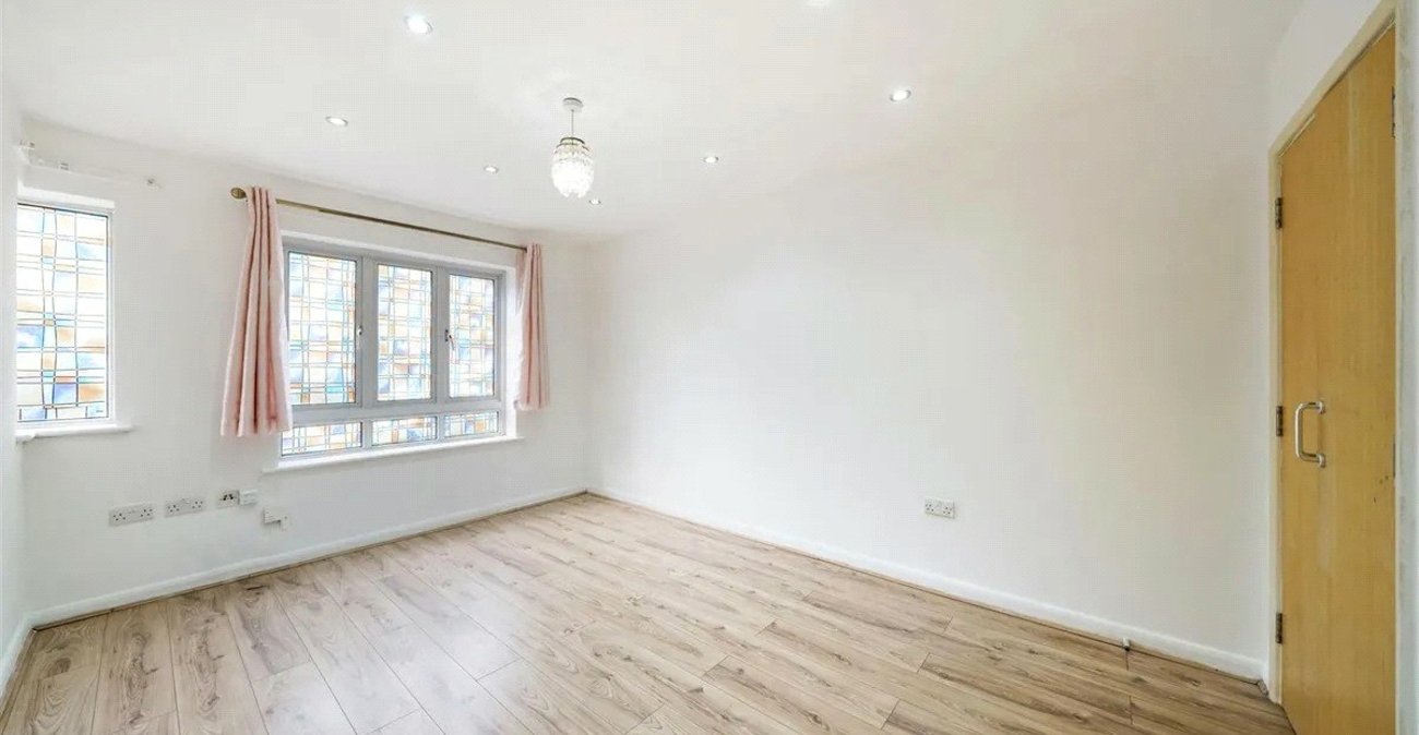 3 bedroom house for sale in London | Robinson Jackson