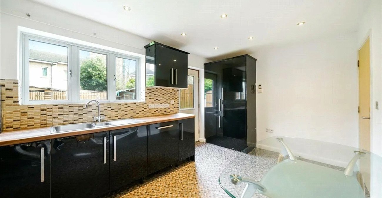 3 bedroom house for sale in London | Robinson Jackson