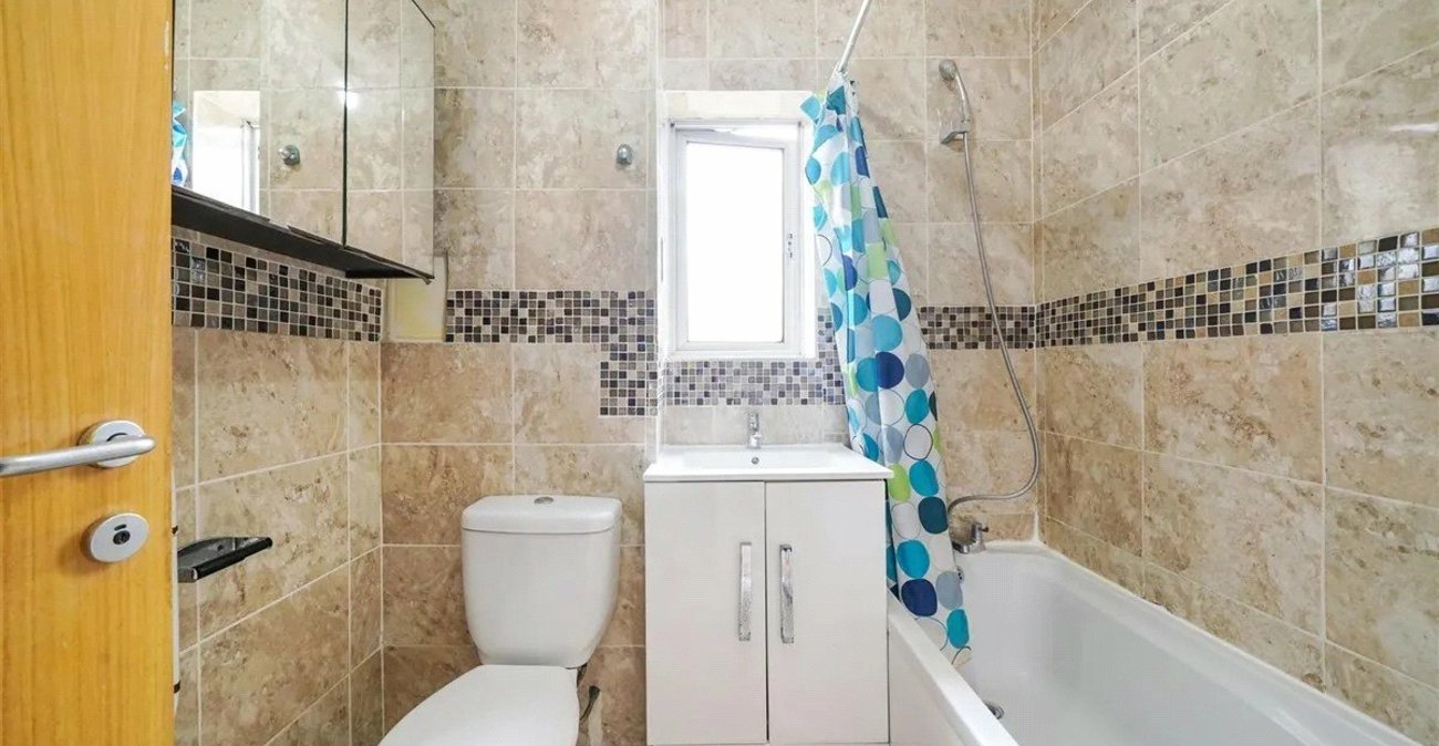 3 bedroom house for sale in London | Robinson Jackson