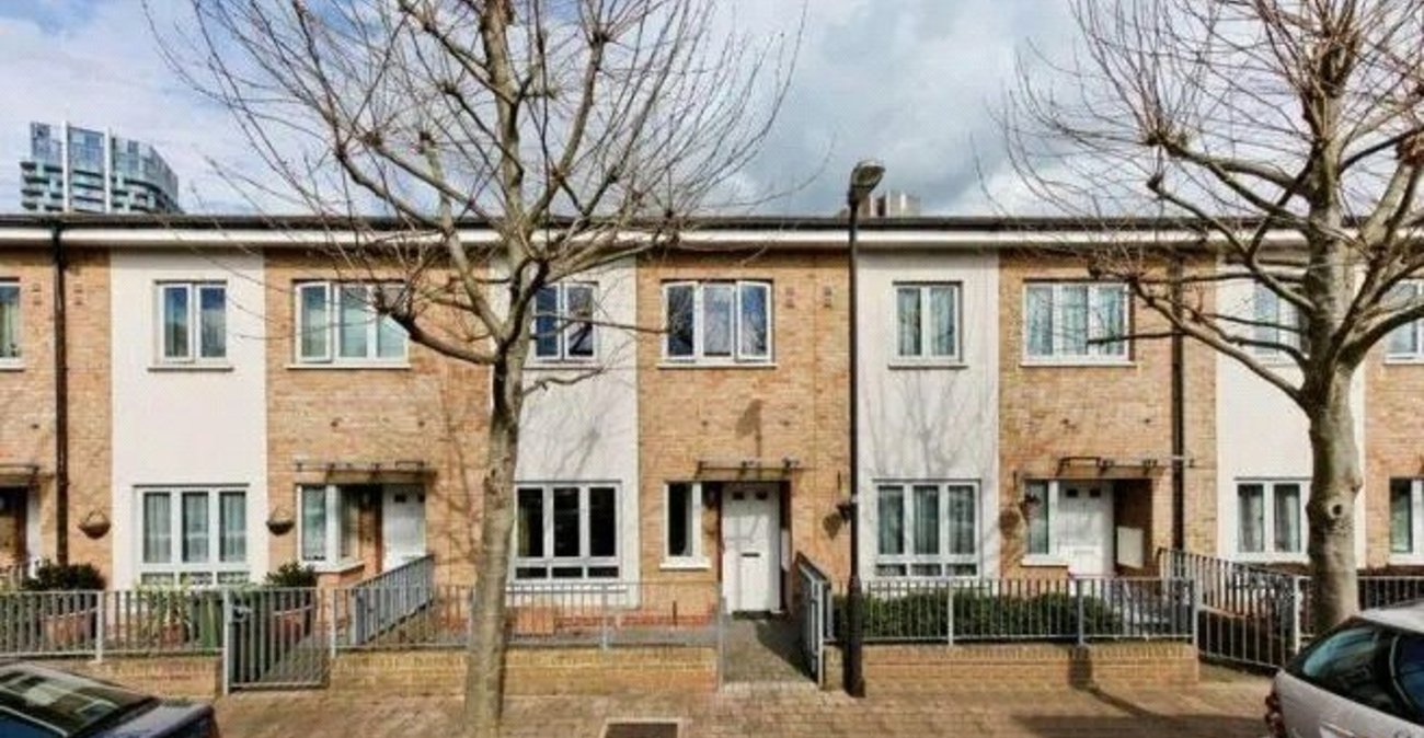 3 bedroom house for sale in London | Robinson Jackson