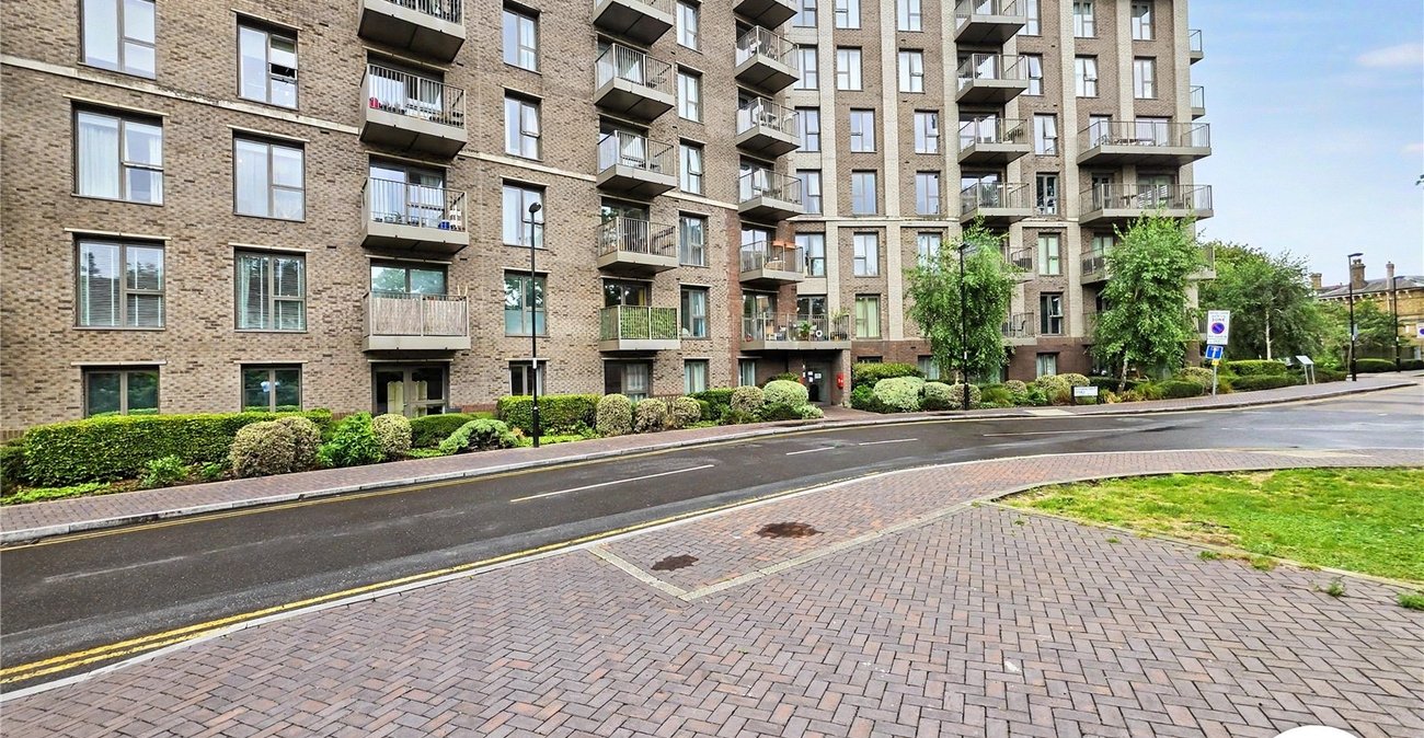 2 bedroom property to rent in London | Robinson Jackson