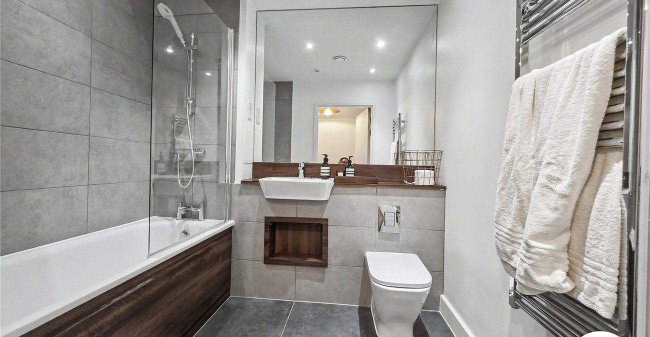 2 bedroom property to rent in London | Robinson Jackson
