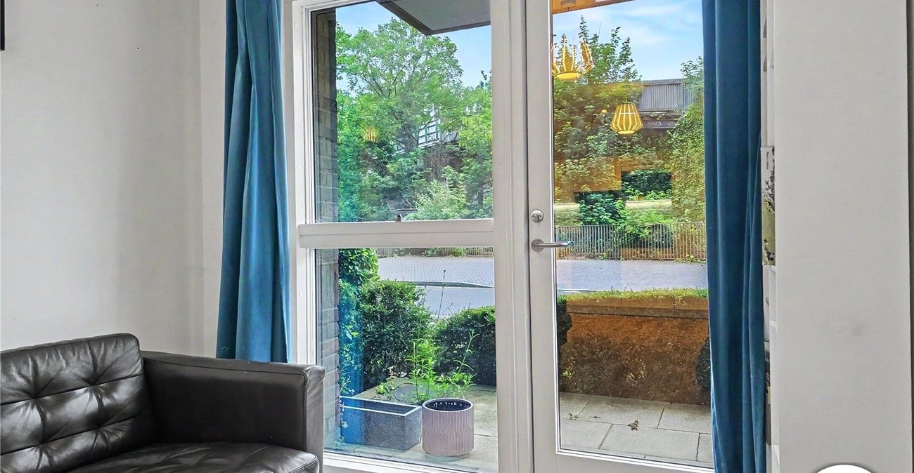 2 bedroom property to rent in London | Robinson Jackson