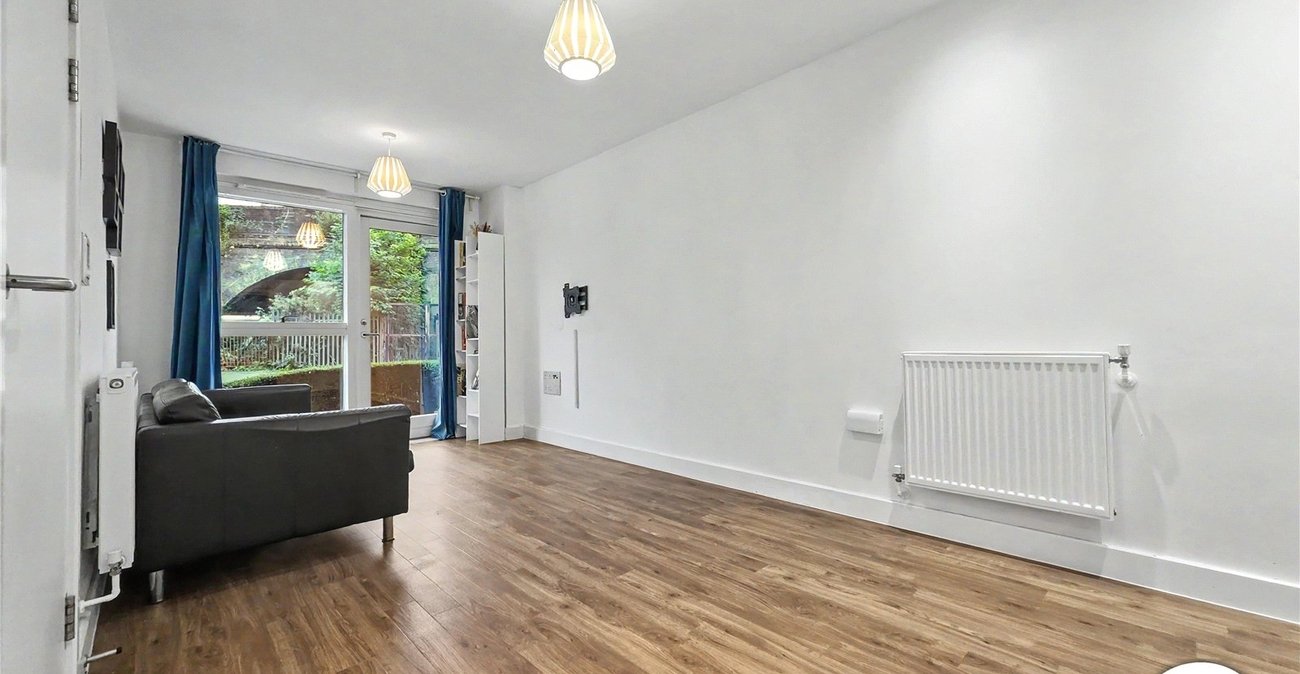 2 bedroom property to rent in London | Robinson Jackson