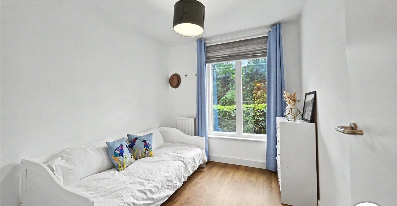 2 bedroom property to rent in London | Robinson Jackson