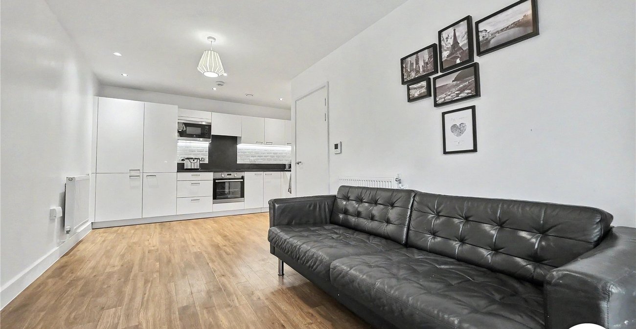 2 bedroom property to rent in London | Robinson Jackson