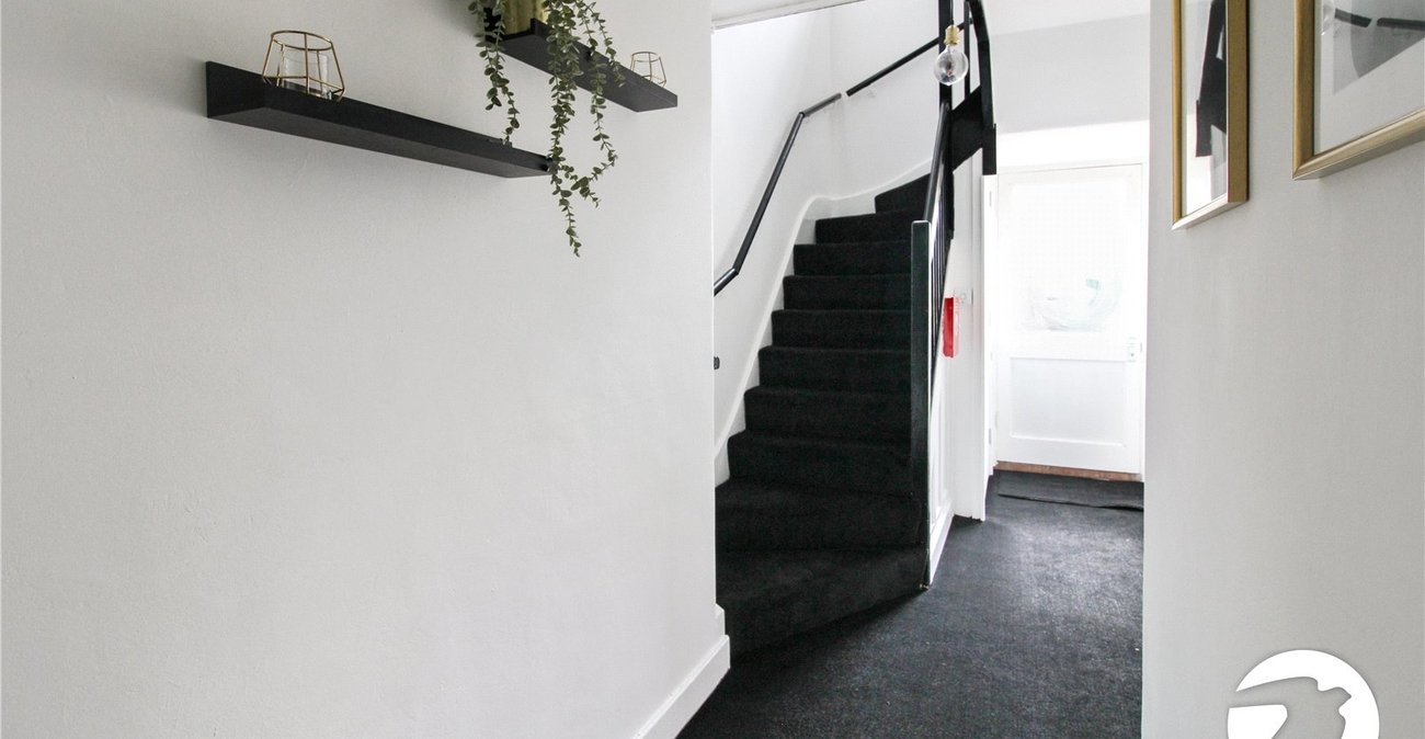 2 bedroom property to rent in London | Robinson Jackson