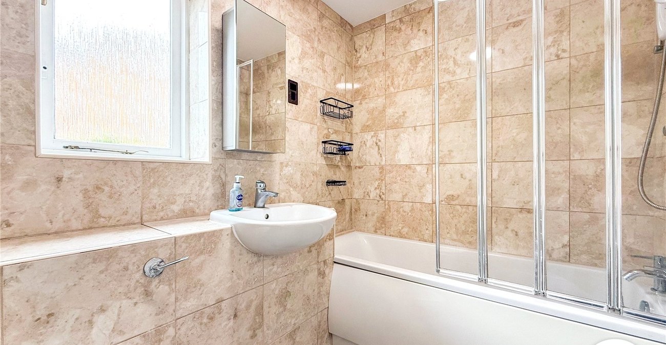 2 bedroom property to rent in London | Robinson Jackson