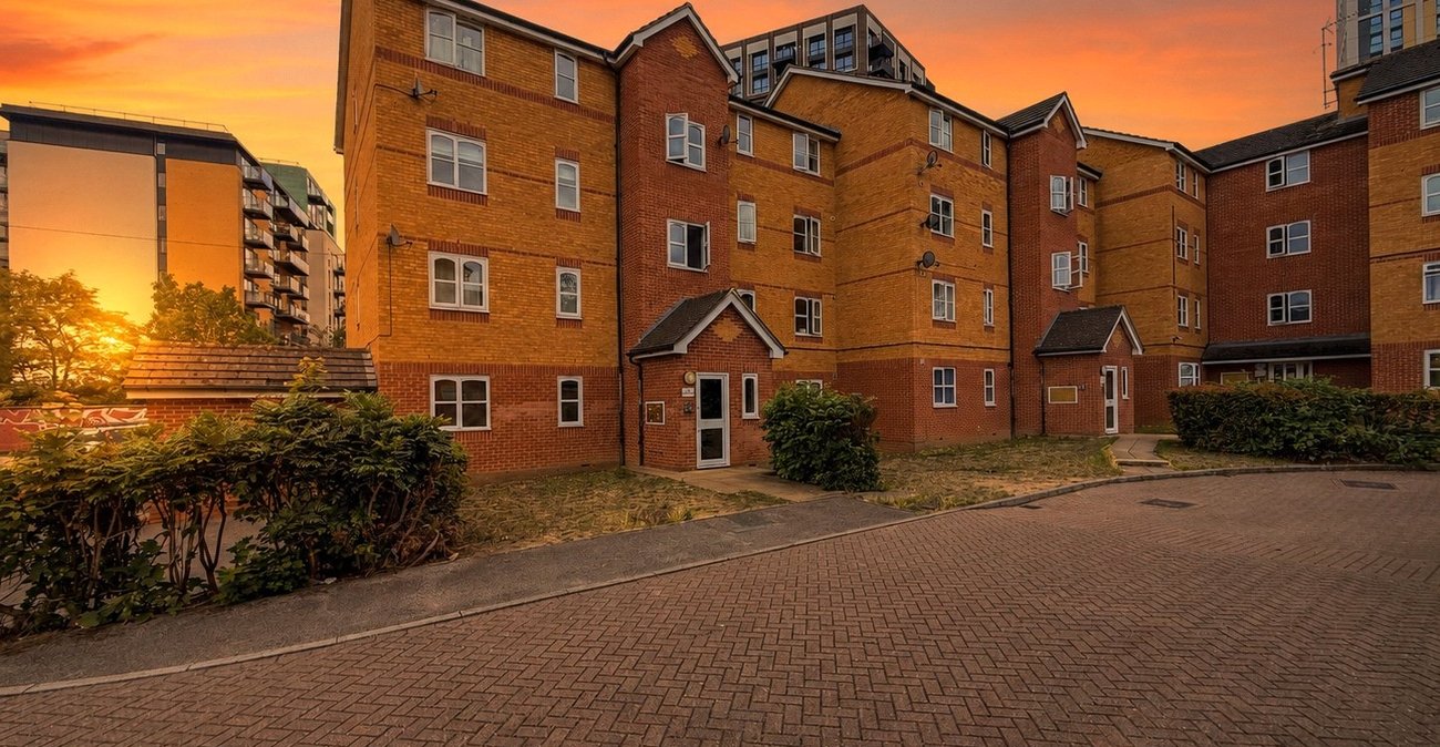2 bedroom property to rent in London | Robinson Jackson