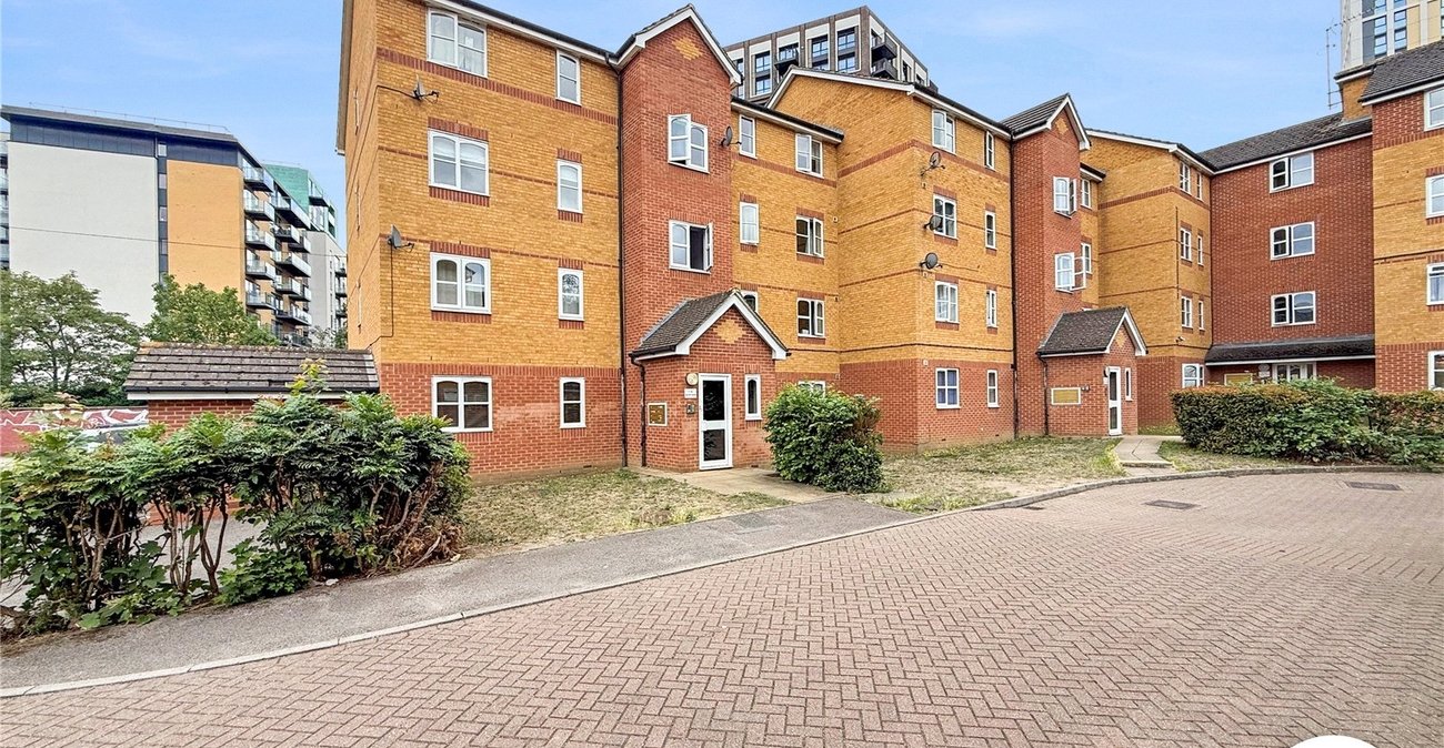 2 bedroom property to rent in London | Robinson Jackson