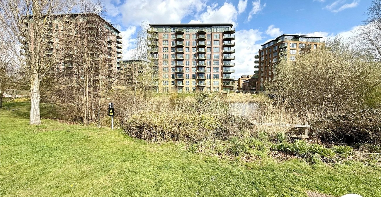 2 bedroom property to rent in London | Robinson Jackson