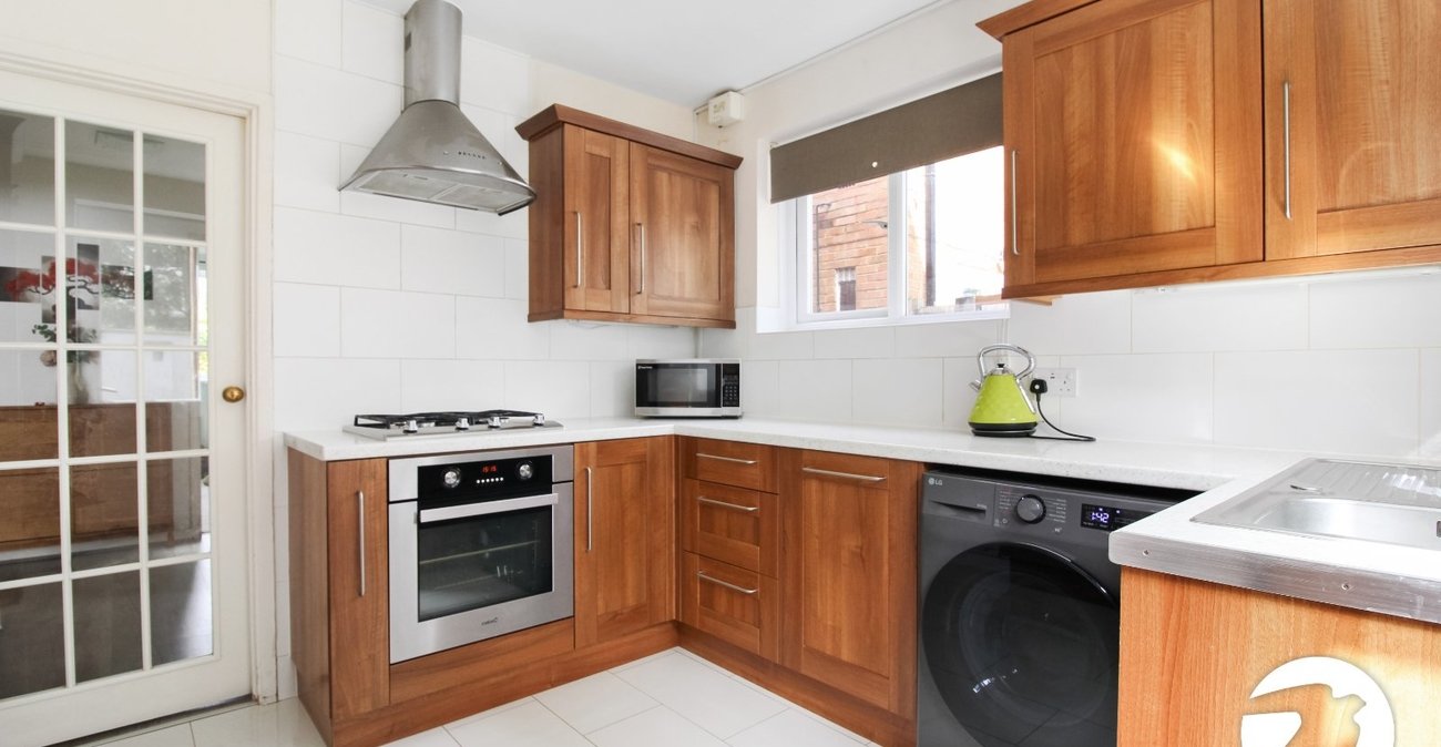 2 bedroom property to rent in London | Robinson Jackson