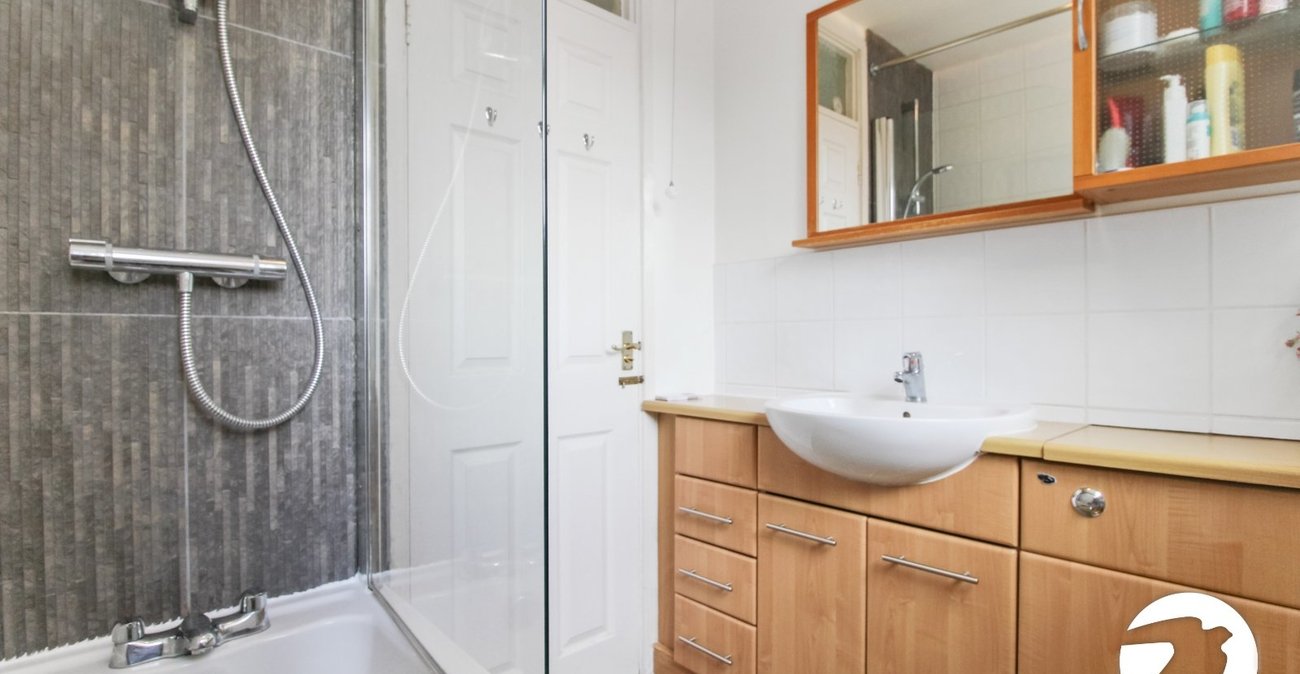 2 bedroom property to rent in London | Robinson Jackson