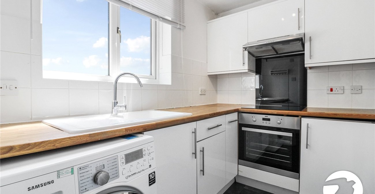 2 bedroom property to rent in Grove Park | Robinson Jackson