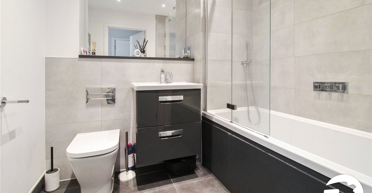 2 bedroom property to rent in Greenhithe | Robinson Michael & Jackson