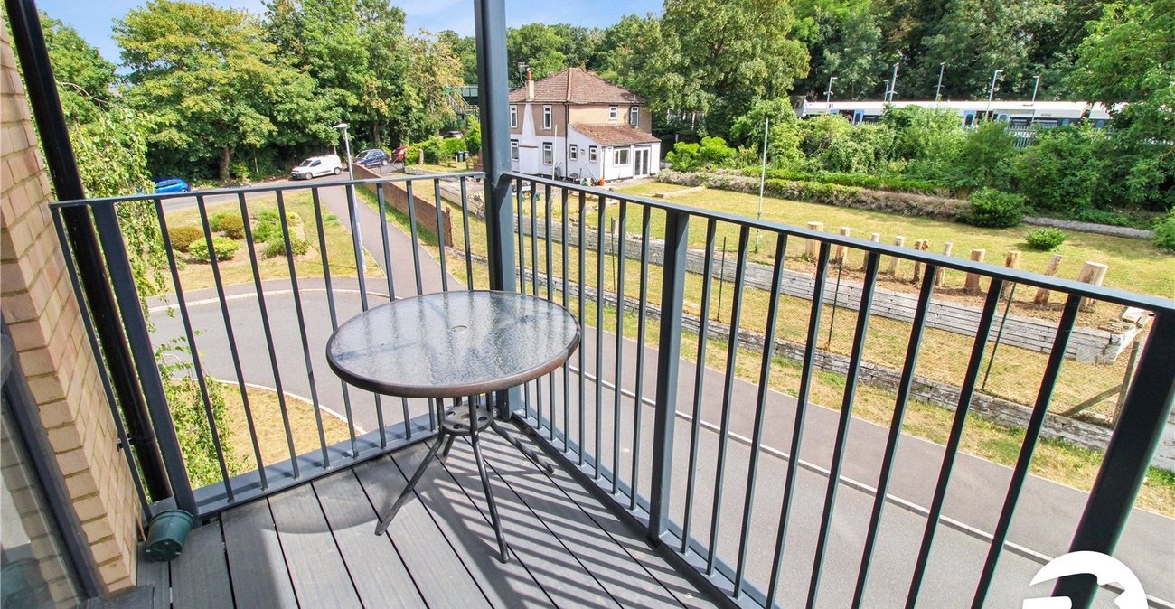 2 bedroom property to rent in Greenhithe | Robinson Michael & Jackson